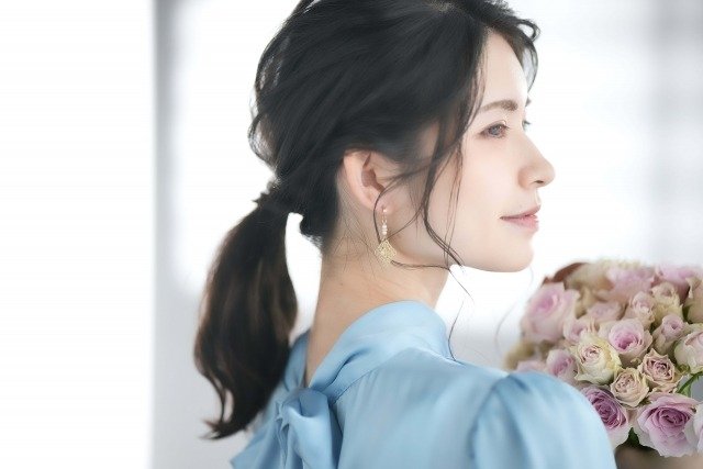花束を持った女性の横顔