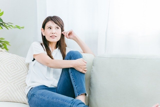 ソファに座っている中年女性
