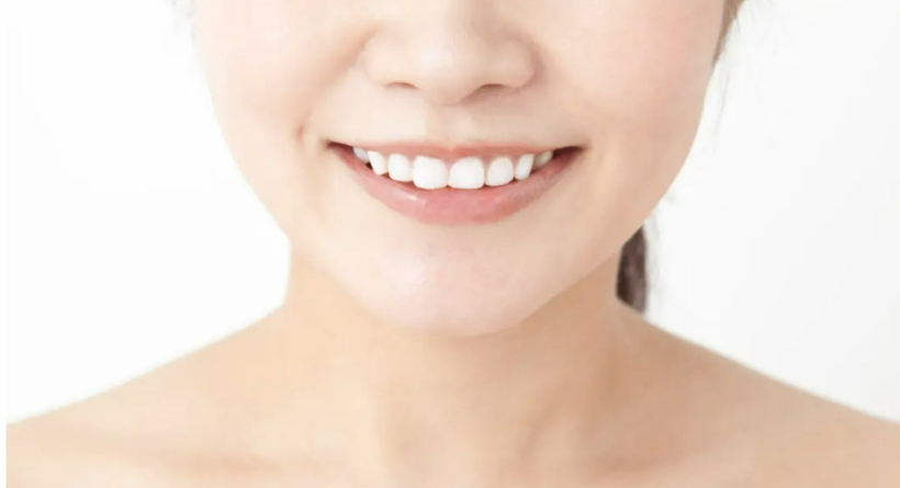 歯を見せて笑う女性