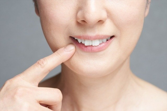 歯を鏡で確認する女性