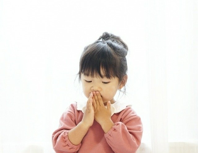 口元を抑える女の子