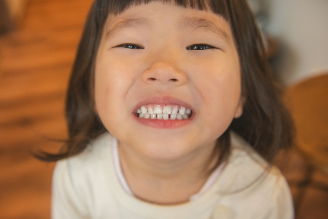 歯を見せている女の子