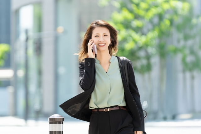 外出先で電話をしている女性