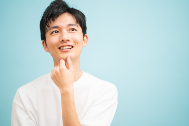 考え事をしている男性