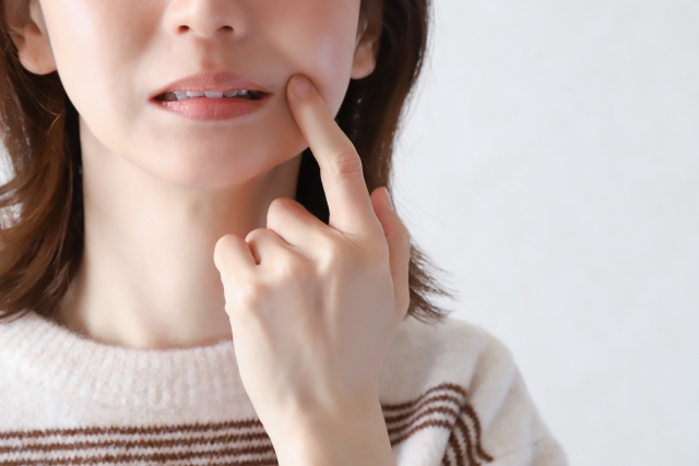 口元を気にしている女性