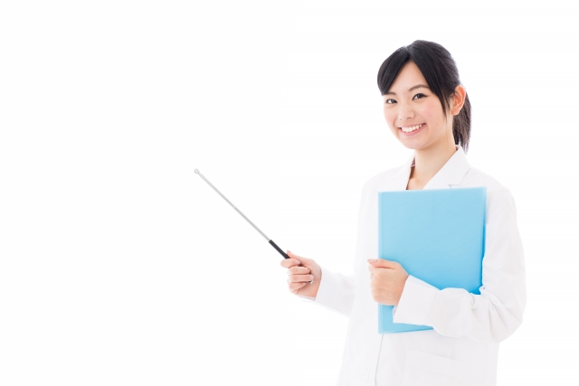 美しい口元を見せている女性